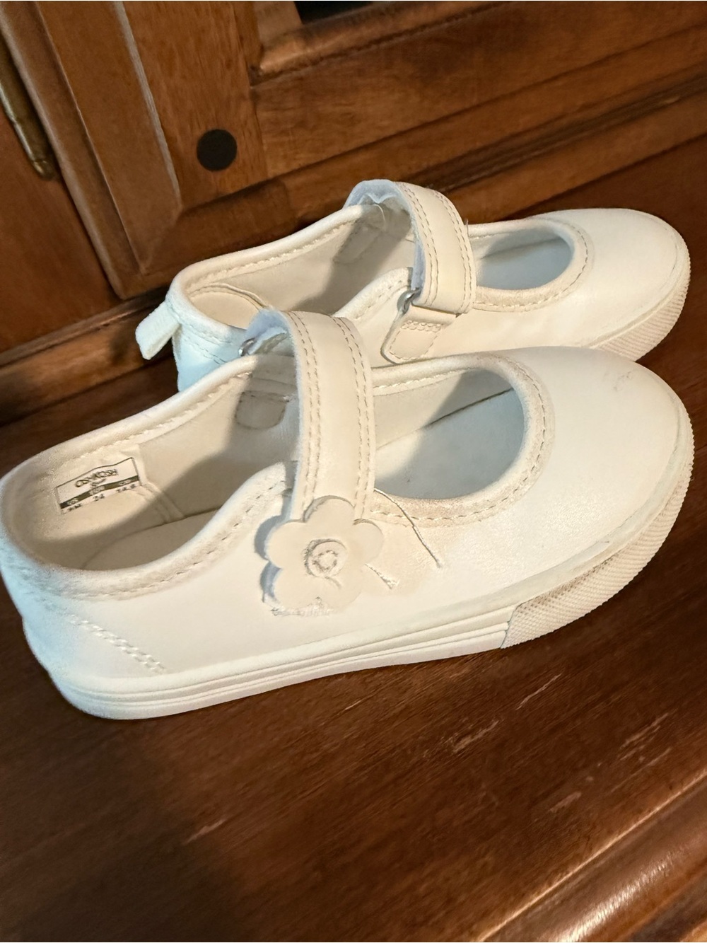 Osh Kosh Kids White Mary Jane Shoes with Flower Accent size 8 toddler